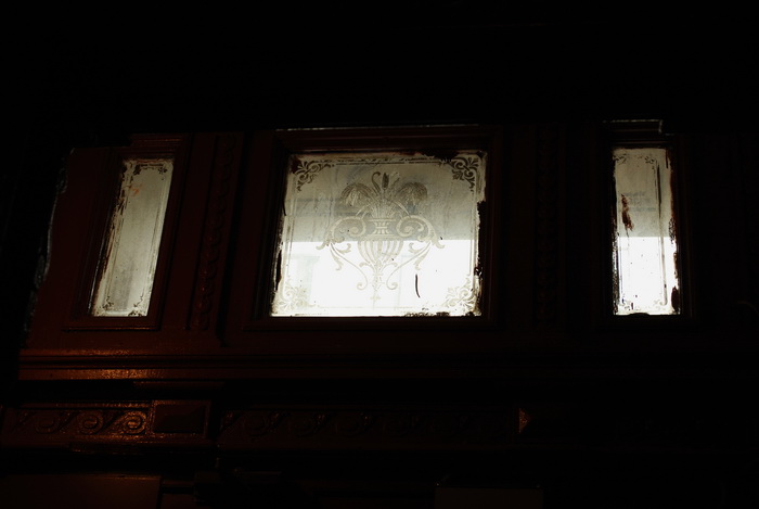 Декоративное остекление над дверью с травлеными стеклами по адресу в Петербурга: ул. Лахтинская, д.9. Фото 2020